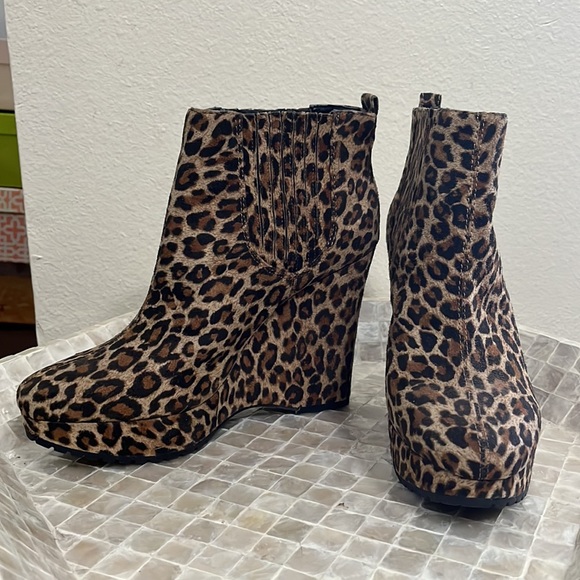 BCBG animal print wedge heel ankle boot. Size 9 - Picture 2 of 5